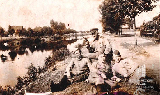 Старшина П.А. Тимохин (стоит) с бойцами 937-го артполка.