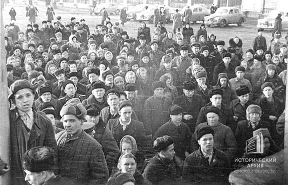 Митинг на привокзальной площади Омска