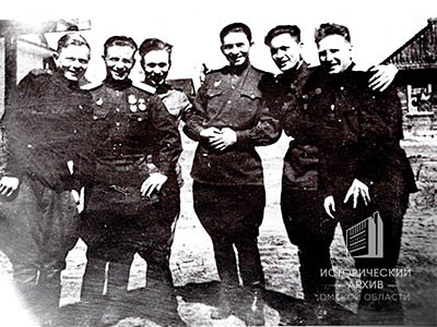 Кузнецов Н.В. (2-й справа) с боевыми товарищами