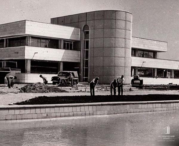 Завершающий этап облагораживания территории вокруг строящегося кафе в зоне отдыха &laquo;Зеленый остров&raquo;.