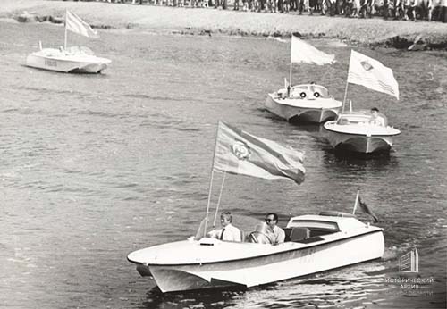 Открытие концертно-спортивного комплекса &laquo;Зеленый остров&raquo;. Парад представителей спортивных обществ на водных катерах.