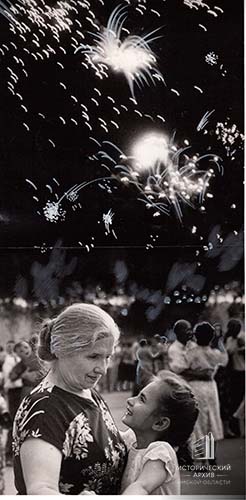 Праздничный фейерверк в честь дня города на &laquo;Зеленом острове&raquo;.