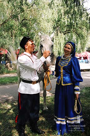 Участники IV Межрегионального фестиваля казачьей культуры &laquo;Наследие&raquo; у парка &laquo;Зеленый остров&raquo;.