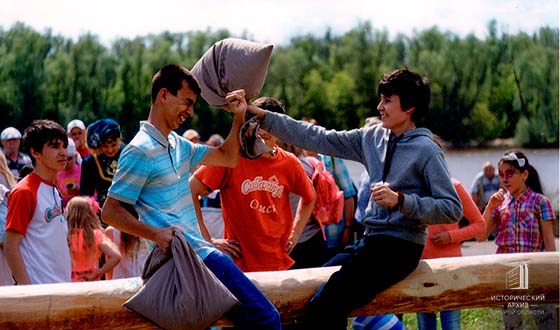 Народный праздник Сабантуй. Площадка для народных состязаний. Игра &laquo;Бой мешками&raquo;