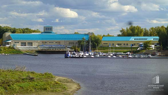 Парк &laquo;Зеленый остров&raquo;. Здание Сибирского государственного университета физической культуры и спорта. 