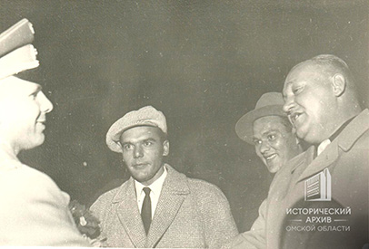 Ю.А. Гагарин раздает автографы омичам