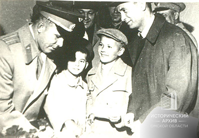 Ю.А. Гагарин раздает автографы омичам