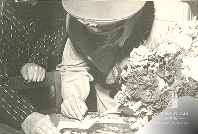 Ю.А. Гагарин раздает автографы омичам