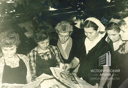 Работницы 4-го цеха обувной фабрики