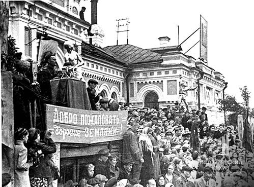 Митинг на перроне железнодорожного вокзала