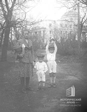 Женщина с детьми в городском саду