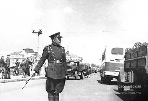 Милиционер-регулировщик движения транспорта