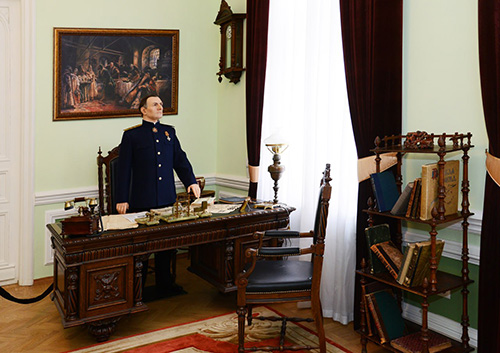 Колчак за столом